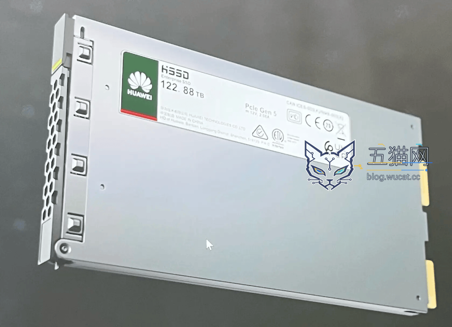 华为自研全新 DoB 封装技术:绕过 400 层 NAND 造出 122TB 企业级 SSD,未来还计划推出 245TB 版本