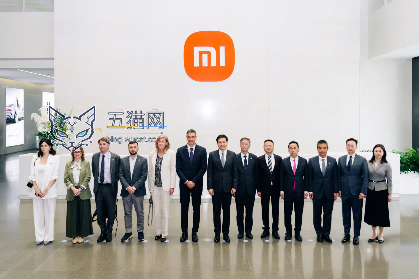 小米雷军晒图,刚和西班牙首相自拍、又会见阿联酋阿布扎比王储