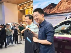 小米雷军到访理想汽车展台玩梗,赠送李想“听我讲完”T 恤五猫网 - AI工具、API服务与独立产品开发五猫网