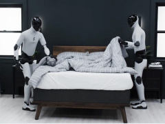 两台 Figure AI 人形机器人大秀新技能：不到两分钟铺好一张床五猫网 - AI工具、API服务与独立产品开发五猫网