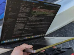 AI 时代新怪象：越来越多人抱着“半开笔记本电脑”到处跑五猫网 - AI工具、API服务与独立产品开发五猫网