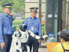 人形机器人“城管”上岗,全国首次人机协同城市管理执法试点在沪开展五猫网 - AI工具、API服务与独立产品开发五猫网