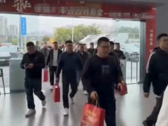 用 AI 生成排队抢购汽车的虚假视频，重庆两江新区查处新型违法案件五猫网 - AI工具、API服务与独立产品开发五猫网