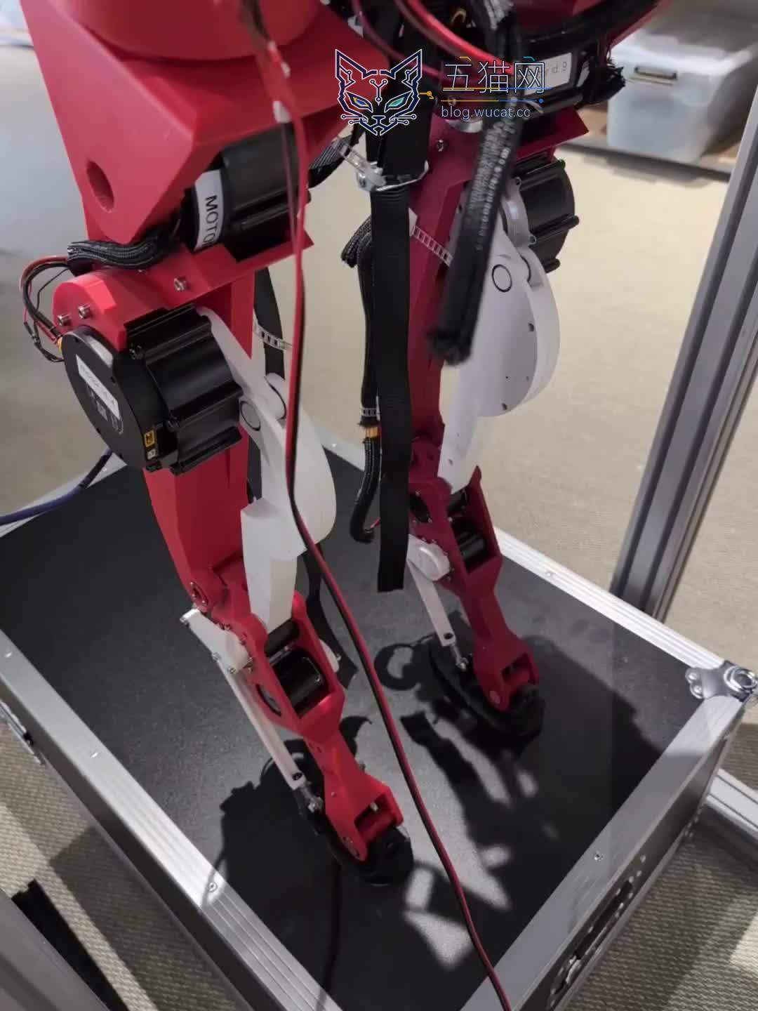 Hugging Face 推出双足机器人:开源、低成本、3D 打印
