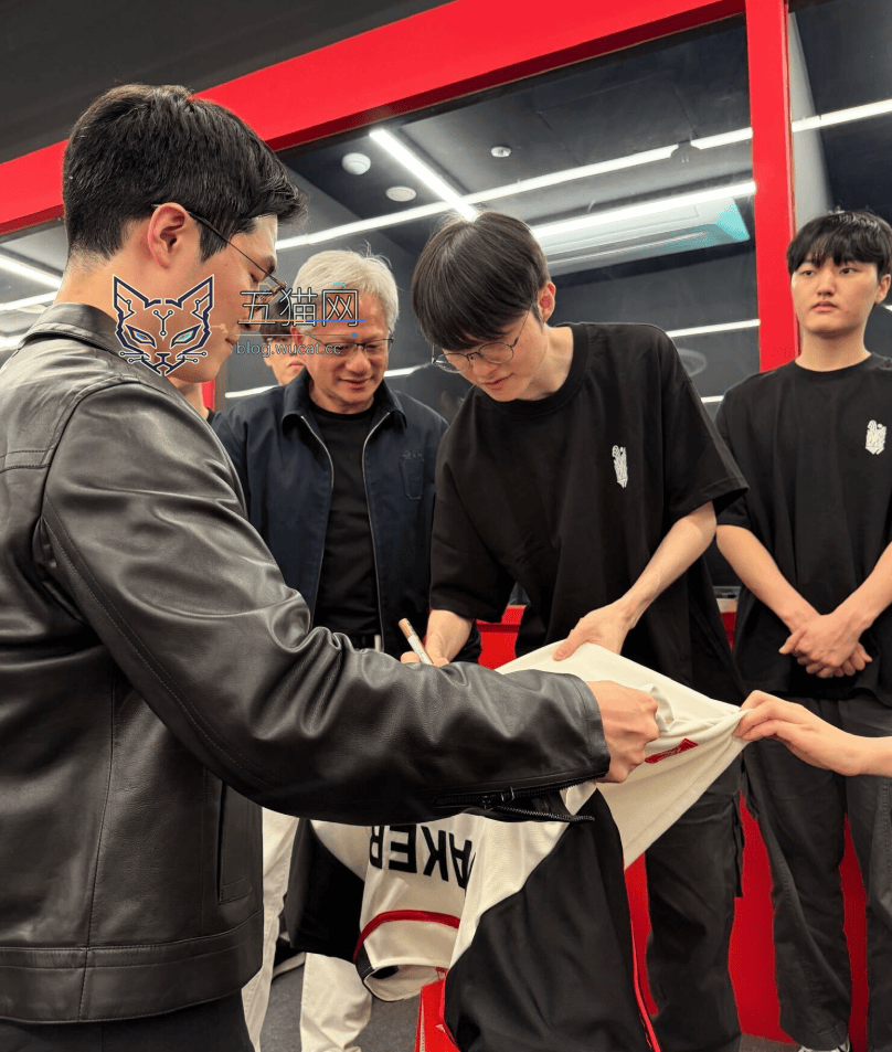 黄仁勋在网吧与 Faker 见面,现场抽了“全球仅此一张”英伟达 RTX 5090 签名显卡