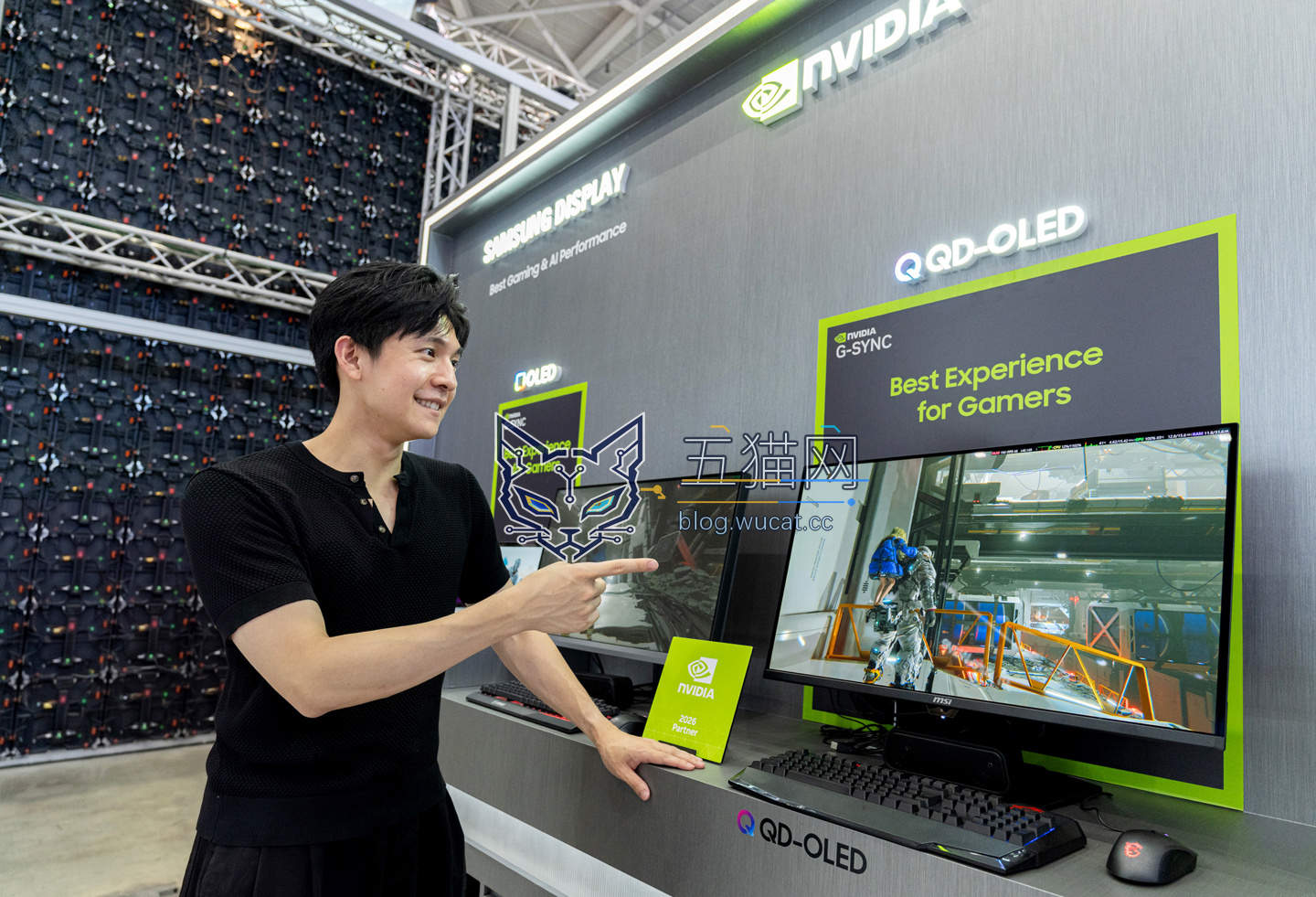 英伟达黄仁勋现身 2026 台北电脑展三星显示展位,现场在 OLED 面板上签名