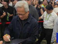 英伟达黄仁勋现身 2026 台北电脑展三星显示展位,现场在 OLED 面板上签名五猫网 - AI工具、API服务与独立产品开发五猫网