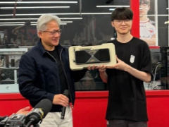 黄仁勋在网吧与 Faker 见面,现场抽了“全球仅此一张”英伟达 RTX 5090 签名显卡五猫网 - AI工具、API服务与独立产品开发五猫网