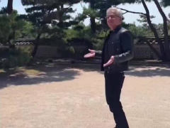 英伟达 CEO 黄仁勋穿皮衣“大秀舞技”，全球首次亮相韩国综艺节目五猫网 - AI工具、API服务与独立产品开发五猫网