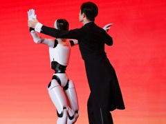 优必选发布人形机器人 Walker C1：可实现人机共舞，面向商用服务场景五猫网 - AI工具、API服务与独立产品开发五猫网