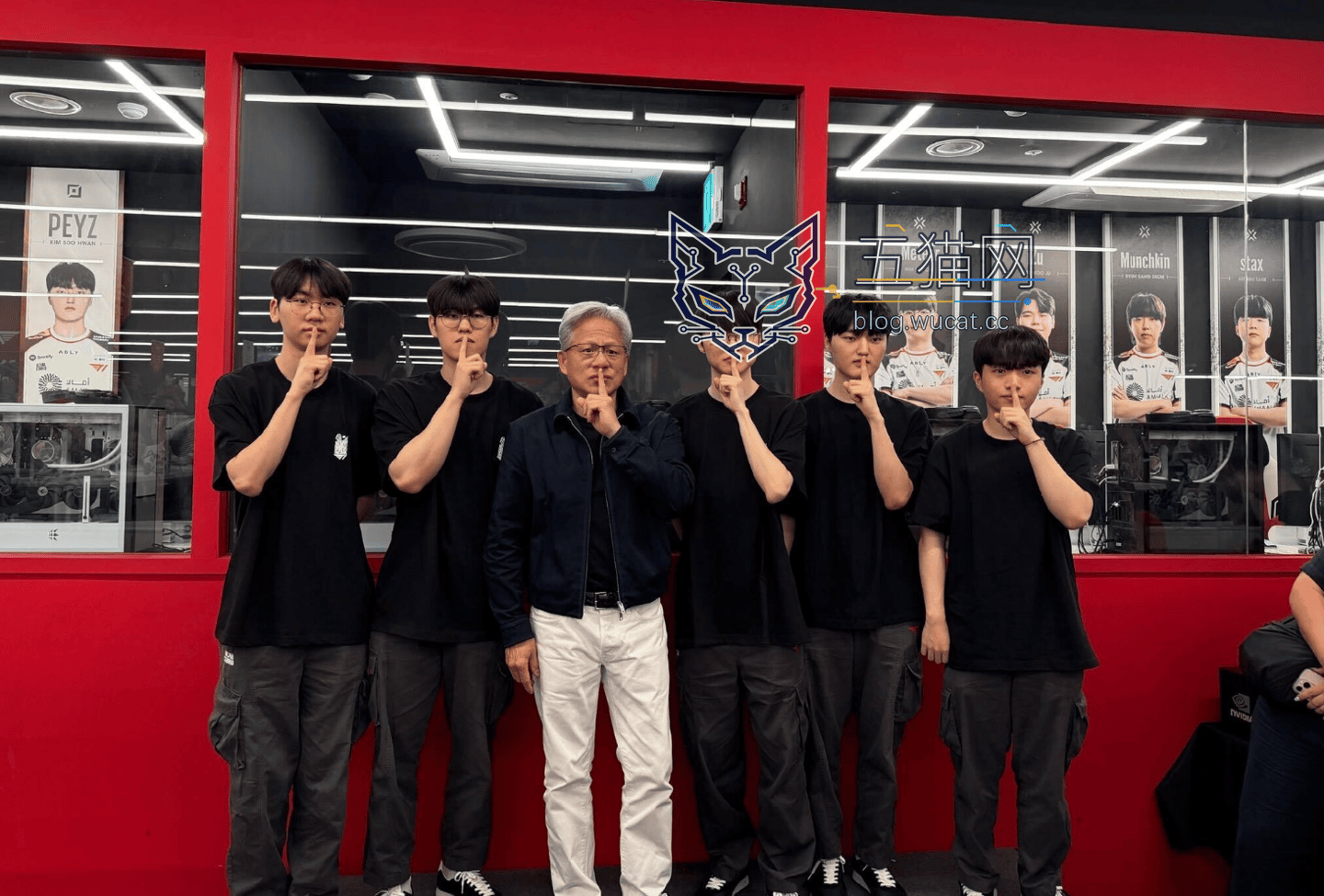 黄仁勋在网吧与 Faker 见面,现场抽了“全球仅此一张”英伟达 RTX 5090 签名显卡