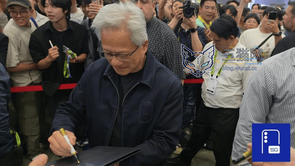 英伟达黄仁勋现身 2026 台北电脑展三星显示展位,现场在 OLED 面板上签名
