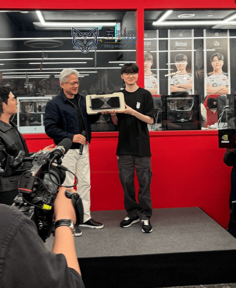 黄仁勋在网吧与 Faker 见面,现场抽了“全球仅此一张”英伟达 RTX 5090 签名显卡