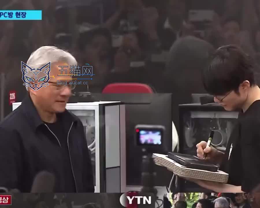 黄仁勋在网吧与 Faker 见面,现场抽了“全球仅此一张”英伟达 RTX 5090 签名显卡