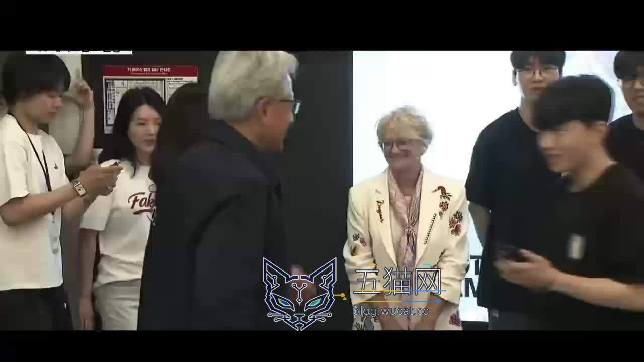 黄仁勋在网吧与 Faker 见面,现场抽了“全球仅此一张”英伟达 RTX 5090 签名显卡